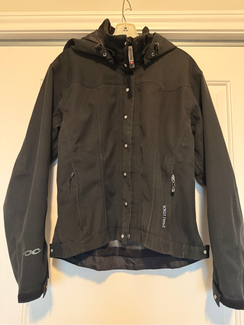 Marmot Womens Black, pearl Snap, Western, Ski jacket, full zip hooded. EUC - L